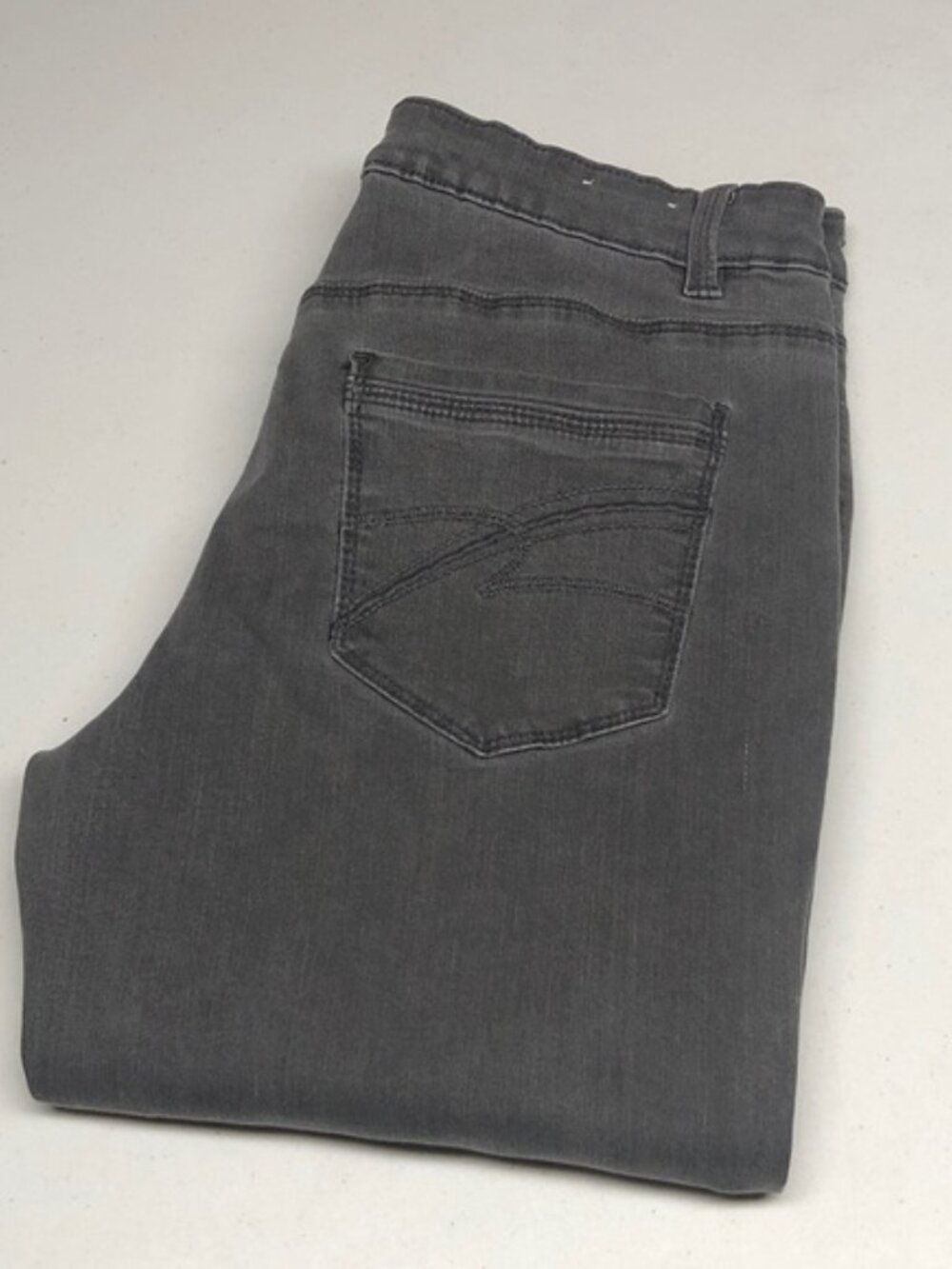 SANTANA GRAYWASH CLASSIC STRAIGHT JEANS 10/30x28 ⭐️
